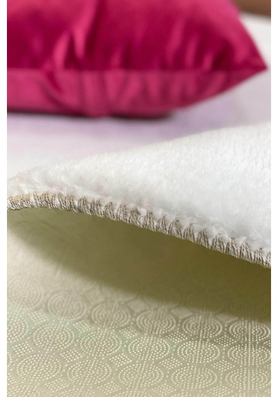 Beyaz Renkli Yumuşak Yüzeyli Kaydırmaz Puffy Peluş Halı-198