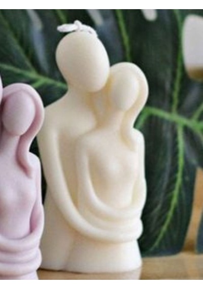 Bernami Vazo Pinterest Sarılan Çift Figürlü Vanilya Kokulu Dekoratif Mum - Beyaz Ve Lila Handmade Decorative Candle Diğer