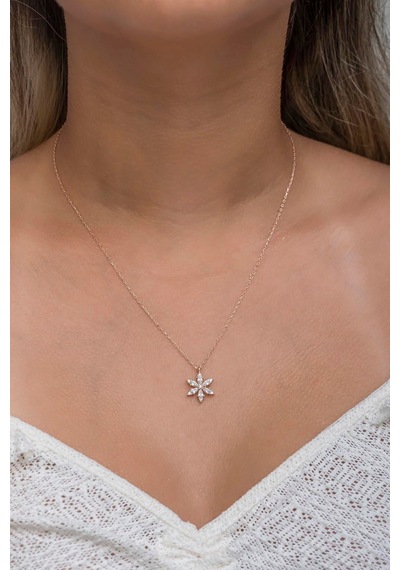 925 Ayar Gümüş Işıklı Kutuda Beyaz Taşlı Lotus Kamelya Çiçeği Kolye Rose Gold