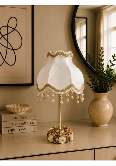 Ekru Kadife Kaplı Çiçek Dekorlu Gold Şeritli Başlık Çiçekli Gold Metal Ayaklı Klasik Abajur 50x25cm