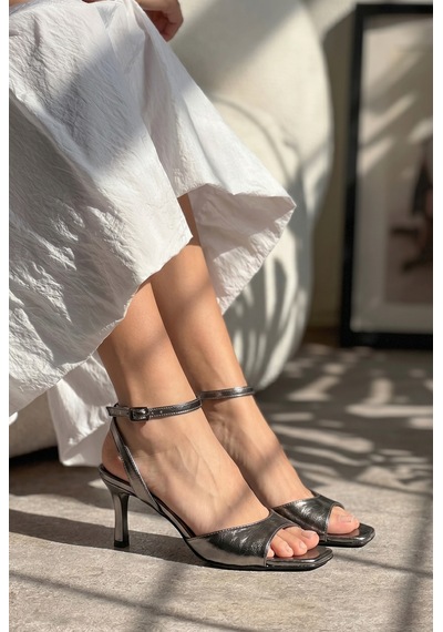 Giamgia Store Kadın Platin Bilekten Bağlamalı Küt Burun İnce Topuklu Stiletto Abiye Ayakkabı-2343 Giamgia Store Kadın Platin Bilekten Bağlamalı Küt Burun İnce Topuklu Stiletto Abiye Ayakkabı-2343