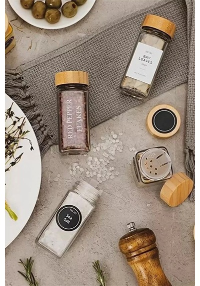 4 Lü Baharatlık Set Stantlı Bambu Kapaklı Etiketli Cam Kare Formlu Baharatlık Takımı Serpme Başlıkl Çok Renkli