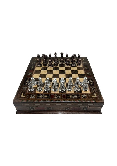 Gifthome Premium Orta Boy Metal İşlemeli Klasik Satranç Takımı Ve Sandıklı Masif Ahşap Satranç Tahtası 28x28x5,5 Cm.