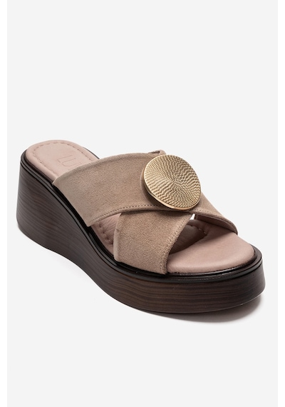 Luvishoes Fıanna Bej Süet Hakiki Deri Tokalı Çapraz Bantlı Kadın Dolgu Topuklu Terlik