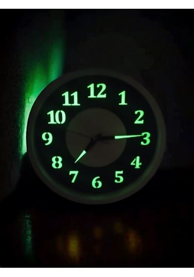 Fosforlu Gece Karanlıkta 5 Saat Parlayan Duvar Saati 22 Cm B4 Siyah - Beyaz