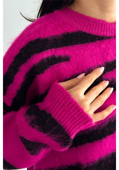 Femelle Kadın Fuşya Yeni Sezon Zebra Desen Standart Beden Geniş Kalıp Oversize Triko Kazak Femelle Kadın Fuşya Yeni Sezon Zebra Desen Standart Beden Geniş Kalıp Oversize Triko Kazak