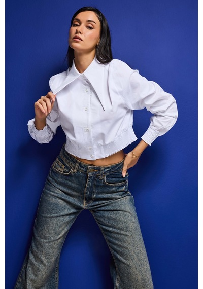 Itsbasic Kadın Beyaz Renk Crop Fit Yaka Detaylı Özel Tasarım Gömlek