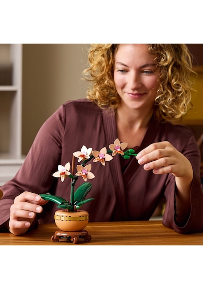 LEGO® Botanicals Mini Orkide 10343 –  Yetiskinler için Terakota Saksi ve Kaide Içeren Dekoratif Çiçek Yapim Seti (274 Parça)