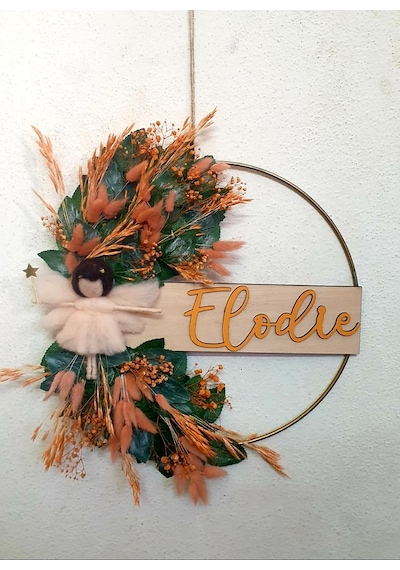 Keçe Peri Kızı Ve Çiçek Süslemeli Metal Çember Kapı Süsü Turuncu