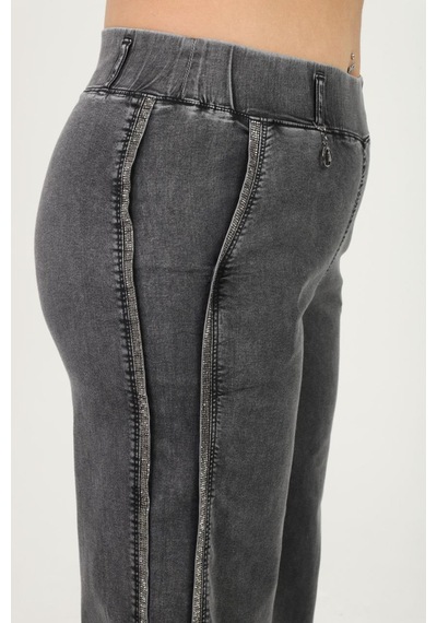 Zanessi Büyük Beden Beli Lastikli Bağcıklı Yüksek Bel Taş Şerit Detaylı Bol Paça Denim Kadın Pantolon Siyah Zanessi Büyük Beden Beli Lastikli Bağcıklı Yüksek Bel Taş Şerit Detaylı Bol Paça Denim Kadın Pantolon Siyah