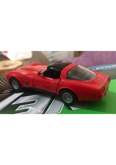 Oyuncak Metal Model Araba 1 / 36 Çek Bırak 1982 Corvette Coupe Kırmızı