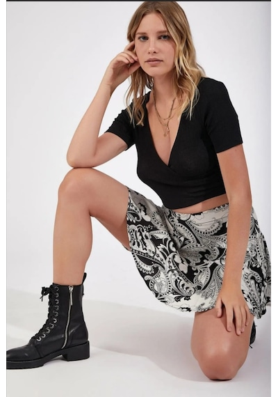 Escbutik Kadın Kruvaze Yaka Kısa Kollu Crop Siyah