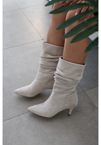 Asmi Shoes Kadın Gina Krem Süet Körüklü 6 Cm Topuklu Sivri Burun İnce Topuk Yarım Boy Çizme Asmi Shoes Kadın Gina Krem Süet Körüklü 6 Cm Topuklu Sivri Burun İnce Topuk Yarım Boy Çizme
