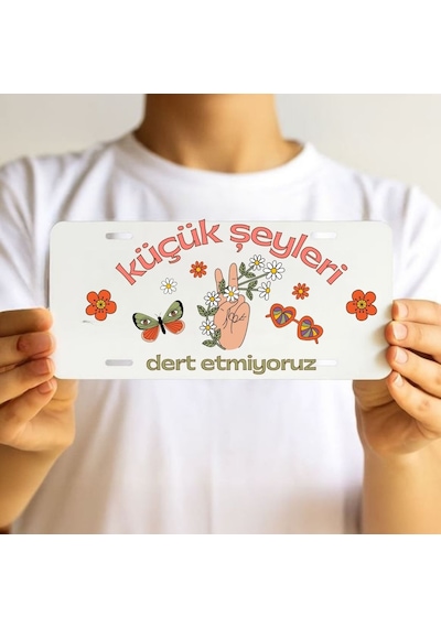 Küçük Şeyleri Dert Etmiyoruz Yazılı Retro Dekoratif Plaka Renkli Barış Temalı Aksesuar