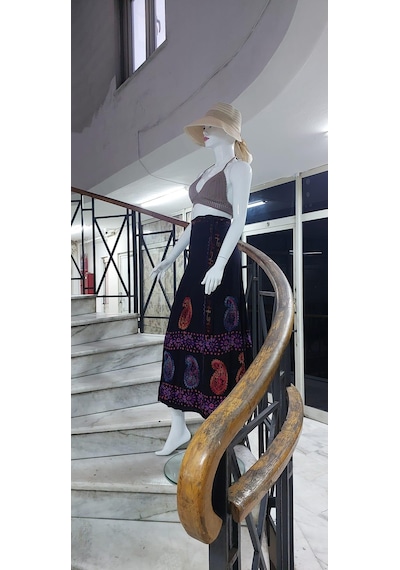 Bohem Stil Hint Batik Çiçek Desenli Ve İşlemeli Uzun Hint Anvelop Etek Görseldeki Çok Renkli Bohem Stil Hint Batik Çiçek Desenli Ve İşlemeli Uzun Hint Anvelop Etek Görseldeki Çok Renkli