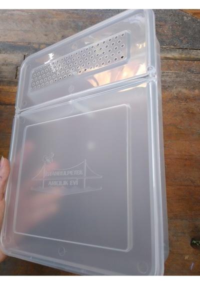 Kutu Arı Şerbetliği Şeffaf 11 X 18 Cm Tekli Plastik Kap 1 Litre Kapasitelidir Tr