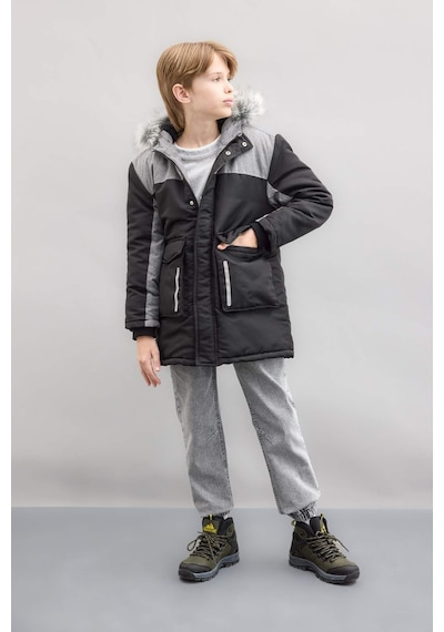 DeFacto Erkek Çocuk Çıkarılabilir Suni Kürk Yaka Kapüşonlu Pelüş Astar Parka C8990A824CWBK27