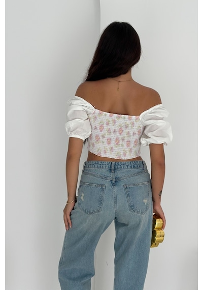 Femelle Beyaz Çiçek Desenli Büzgülü Kısa Kollu Romantik Stil Carmen Crop Bluz