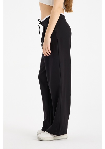 Gugus Kadın Wide Leg Kumaş Bol Paça Pantolon Beli Bağcıklı Beyaz Garni Detaylı Fermuar Kapamalı Siyah Gugus Kadın Wide Leg Kumaş Bol Paça Pantolon Beli Bağcıklı Beyaz Garni Detaylı Fermuar Kapamalı Siyah