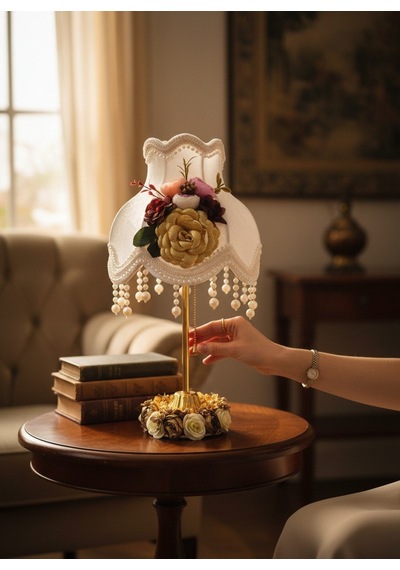 Ekru Kadife Kaplı Çiçek Dekorlu Başlık Gold Metal Çiçek Süslemeli Ayaklı Klasik Abajur 50x25cm