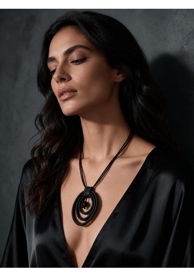 Üçlü Siyah Halka Tasarım Örgü Deri Kadın Kolye - Modern Boho Uzun İpli Madalyon Kolye