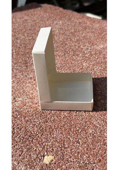 Beyaz Karton Takı Kutusu 9,5x9,5x2 Cm Kapaklı Model 5 Adet + Sarı Kırpık Kağıtlı