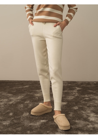 Kırık Beyaz Formunu Koruyan Regular Fit Pantolon 850921