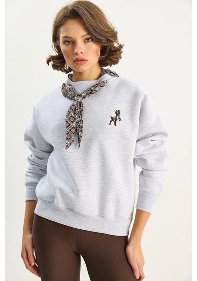 Shade Kadın Fular Detaylı Ceylan Nakışlı Üç İplik Şardonlu Oversize Sweatshirt 6916 60283615 - Gri