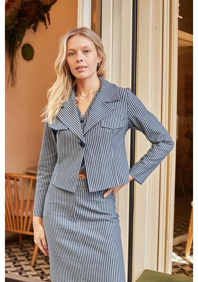 Kadın Yakalı Cep Kapaklı Uzun Kol Hafif Likralı Kumaş Blazer Ceket-lacivert Çizgi Lacivert Ç. Kadın Yakalı Cep Kapaklı Uzun Kol Hafif Likralı Kumaş Blazer Ceket-lacivert Çizgi Lacivert Ç.