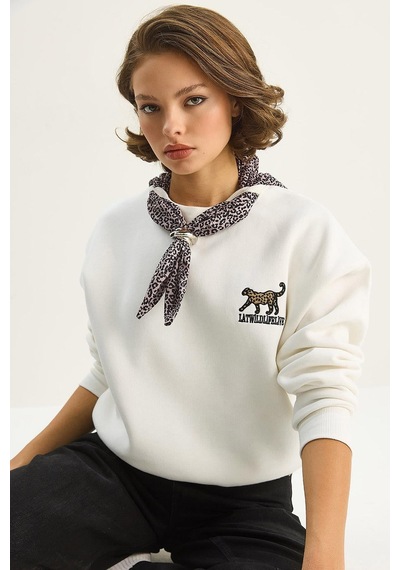 Shade Kadın Fular Detaylı Leopar Nakışlı Üç İplik Şardonlu Oversize Sweatshirt 6917 60283616 - Beyaz Shade Kadın Fular Detaylı Leopar Nakışlı Üç İplik Şardonlu Oversize Sweatshirt 6917 60283616 - Beyaz