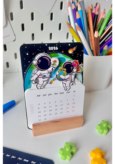 2026 Uzay Temalı Masa Takvimi Astronot Tasarımlı, Ahşap Standlı, 12 Ay Özel Kesim Kart Takvim