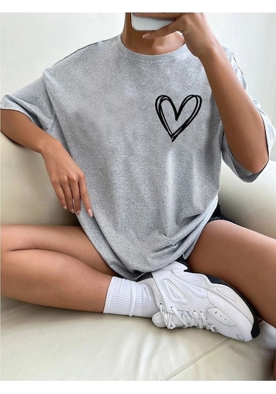 Minimal Kalp T-shirt - Gri Baskılı Oversize Bisiklet Yaka Kısa Kol Tişört Gri Minimal Kalp T-shirt - Gri Baskılı Oversize Bisiklet Yaka Kısa Kol Tişört Gri