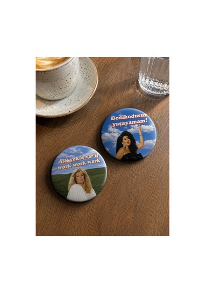 Mashspot Dedikodusuz Yaşayamam 4 Lü Türk Pop Magazin Rozet Seti 58 Mm Komik Sözlü Çanta Rozetleri Çok Renkli
