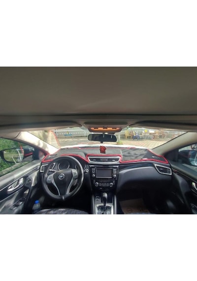 2015+ Modellerine Uygun Nissan Qashqai Torpido Koruma Halısı Siyah Kenar Renk Kırmızı