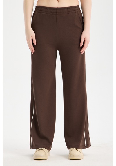 Gugus Kadın Trend Bol Paça Modal Kumaş Eşofman Altı Çift Cepli Wide Leg Yanları Beyaz Şeritli Kahverengi Gugus Kadın Trend Bol Paça Modal Kumaş Eşofman Altı Çift Cepli Wide Leg Yanları Beyaz Şeritli Kahverengi