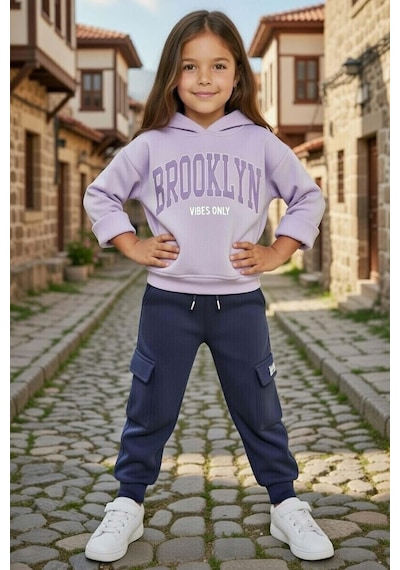 Riccotarz Kız Çocuk Göğsünde Brooklyn Yazı Baskılı Ve Kanguru Cepli 3 İplik Lila Eşofman Takım Lila Riccotarz Kız Çocuk Göğsünde Brooklyn Yazı Baskılı Ve Kanguru Cepli 3 İplik Lila Eşofman Takım Lila