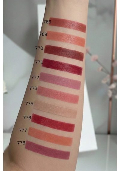 Yumuşak Sürümlü Nemlendirici Sedefli Ruj Silkglow Hydrating Satin Lipstick No: 766 Bordo