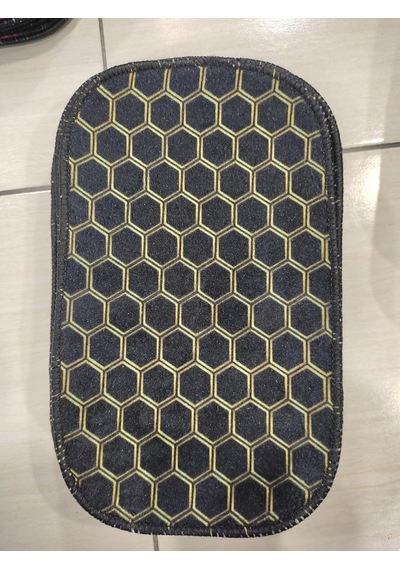 Özel Tasarım Dijital Baskılı Oto Kol Dayama Minderi, Siyah-gold Petek Desen, 29x19 Cm, Kaymaz Tabanlı