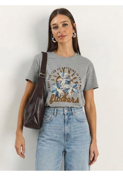 Shade Kadın Kabartma Çiçek Aplikeli Yazı Baskılı Basic T-shirt 7524 60283951 - Gri
