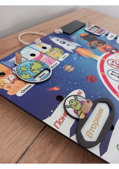 Rusça Mekanizmalı Uzay Temalı Montessori Duvar Takvimi Aylar , Haftanın Günleri Ve Mevsimler