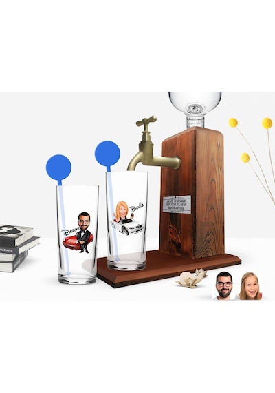 Kişiye Özel Renkli Baskılı Erkek Ve Kadın Karikatürlü İkili Vodka Bardağı Ve Ahşap Vodka Standı Hediye Seti-2