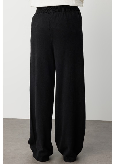 Mizalle Geniş Paça Beli Lastikli Siyah Triko Jogger Pantolon Siyah