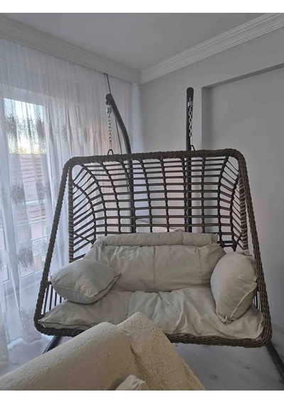 Salyan Elma Dilimi Tasarım Rattan İki Kişilik Bahçe & Balkon Salıncağı Minderli, Dayanıklı Metal Gövde Kahverengi Salyan Elma Dilimi Tasarım Rattan İki Kişilik Bahçe & Balkon Salıncağı Minderli, Dayanıklı Metal Gövde Kahverengi