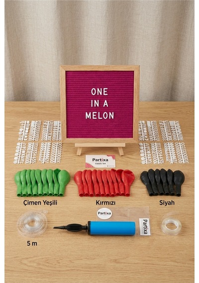 Karpuz Temalı 1 Yaş Doğum Günü Süsleme Classic Set Koyu Fuşya Keçe Yazı Panosu Standlı Balon Zincirli Meyve Seti 87163840