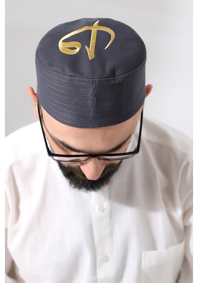 Gri Kapitone Elif Vav Nakışlı Kalıp Namaz Takkesi Gri