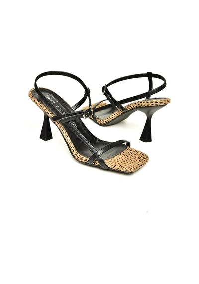Fox Shoes P518870317 Siyah Hasır İnce Topuklu Kadın Ayakkabı Siyah