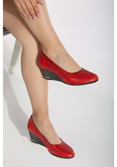Analin Shoes Kadın Hakiki Deri Petek Baskılı Dolgu Topuklu Ayakkabı Kırmızı