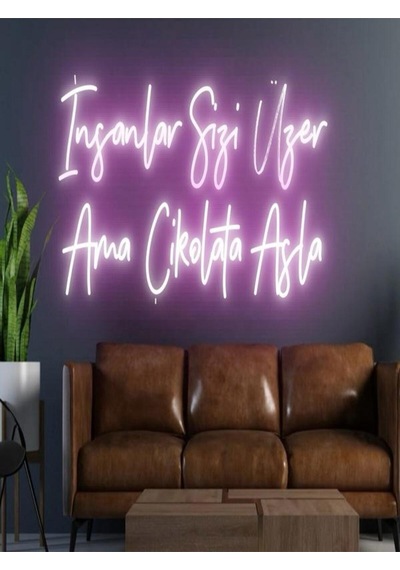 İnsanlar Sizi Üzer Ama Çikolata Asla Yazılı Neon Tabela Pembe