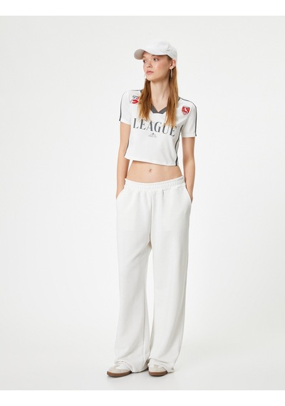 Koton Crop Tişört V Yaka Forma Görünümlü Baskılı Kısa Kollu Slim Fit Ekru 4sal11007ık Ekru
