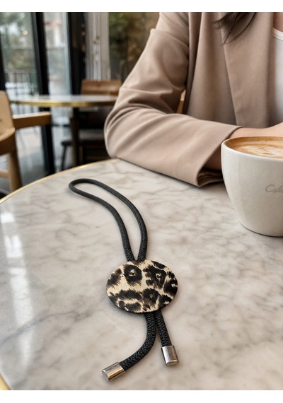 Unisex Leopar Desenli Bolo Kolye - Siyah Örgü Kordonlu Yuvarlak Madalyon Kolye